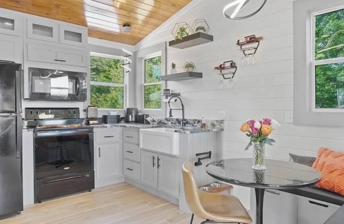 Rogersville House | EagleTree - Couples Unique Destination w Hot Tub & Private Dock on Wheeler Lake