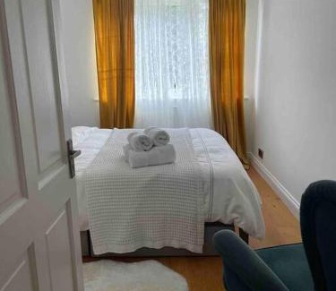 Ealing Common Apartment | Ealing Broadway bright flat