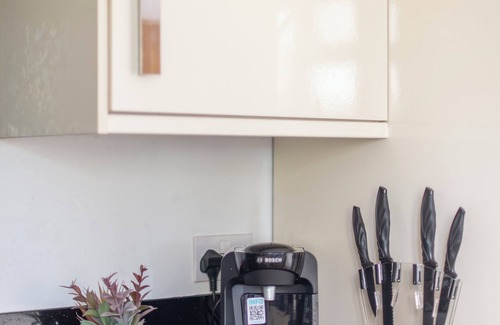 Ealing Common Apartment | Ealing Gem 3 Bath, 2 En-Suite Flat w/Parking