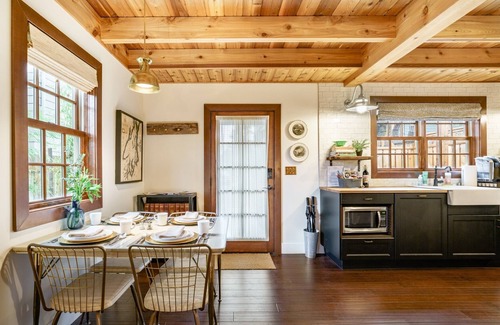 Ballard Cottage | Earl Carriage House: Upscale & Private Guest House