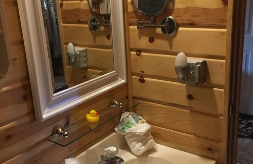 Healy Cabin | Earthsong Lodge -Two Room Cabin