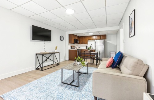 Central Business District Apartment | East 120 I Modern Refinished Apt Downtown I Gym
