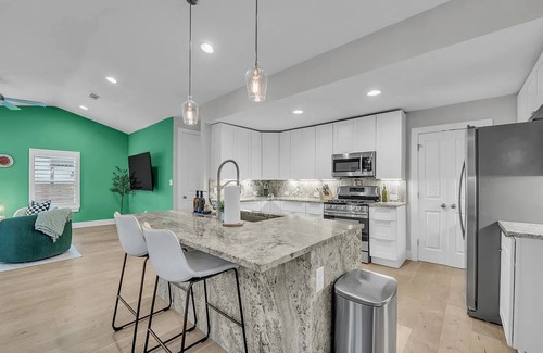 East MLK House | East Austin Getaway | 4BR | BBQ | Pool | DT | ACL