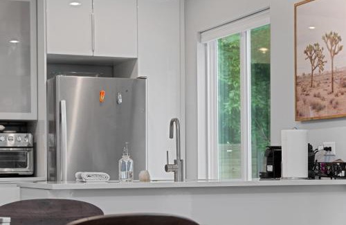 MLK House | East Austin Home with In-Law Suite plus Office and Fast Wifi