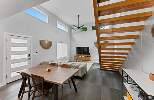 MLK House | East Austin Home with In-Law Suite plus Office and Fast Wifi