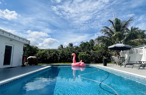 East Boca Raton House | EAST BOCA RATON 1MILE TO BEACH great central location!PRIVATE HEATED SALT POOL
