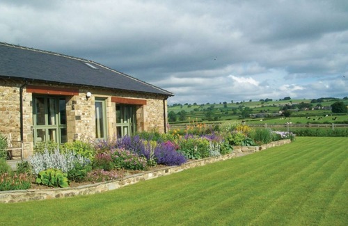 Bedale House | East Lodge is a comfortable single storey barn conversion in 30 acres of grass and woodland.