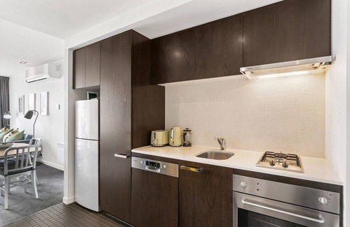 East Melbourne Apartment | East Melbourne Apartmnt: City Views & Pet-Friendly!