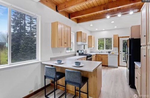 Hyak Cabin | East Peak Hideout -ski in/ski out + games room