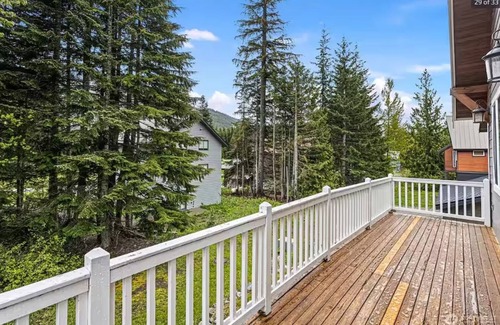 Hyak Cabin | East Peak Hideout -ski in/ski out + games room