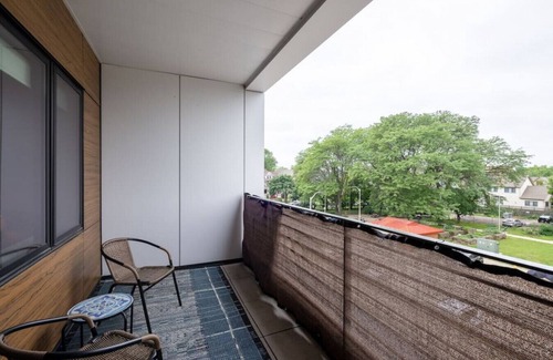 Lower East Side Apartment | East Side Luxury 1BR Apt - Near Brady St with Balcony and Lounge