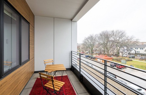 Lower East Side Apartment | East Side Luxury 1BR Apt - Near Brady St with Balcony and Lounge