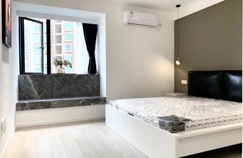 Jing'an Apartment | Eastern Hub - Jing'an Temple Branch Stylish 3-Bedroom in Bustling Area, Surrounded by Trendy Bistro and Bar Street, Only 100m from Subway
