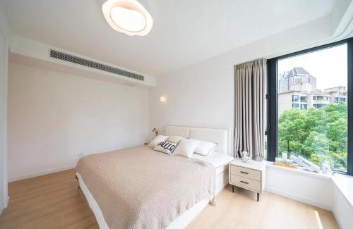Xujiahui Apartment | Eastern Hub - ZhongShan Park Branch Three Bedroom Bright French Windows, Open Kitchen in Downtown Area