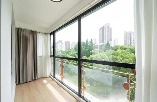 Xujiahui Apartment | Eastern Hub - ZhongShan Park Branch Three Bedroom Bright French Windows, Open Kitchen in Downtown Area