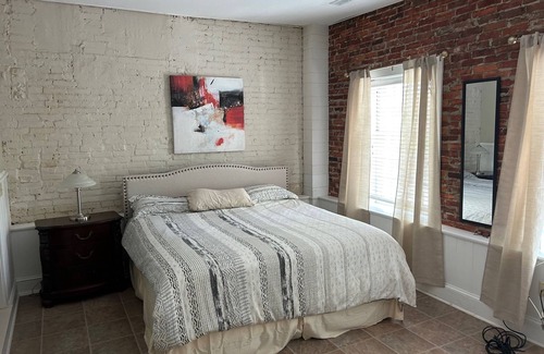 Easton Apartment | EASTON Beautiful APT. 3bed3bathKitchinDining/living room-walk to all places