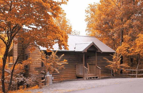 Gatlinburg - Pigeon Forge Cabin | 🐾 EASY ACCESS 🐾 NO Crazy Roads 🐾 BEARS 🐾 5Minutes off Parkway 🐾DOLLYWOOD7Miles 🐾