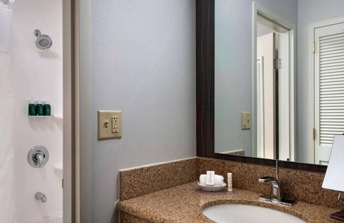 Mahwah House | Easy Access to Crossroads Corporate Center! FREE Parking, Pool, Pets Allowed!