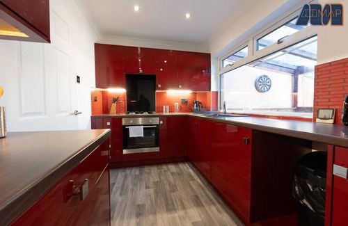 Livingston House | Easy Access to Glasgow and Edinburgh with 2 Parking Spaces