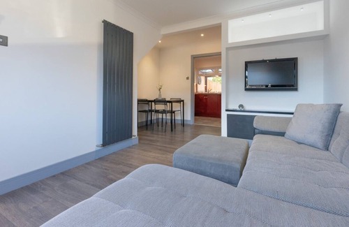 Livingston House | Easy Access to Glasgow and Edinburgh with 2 Parking Spaces