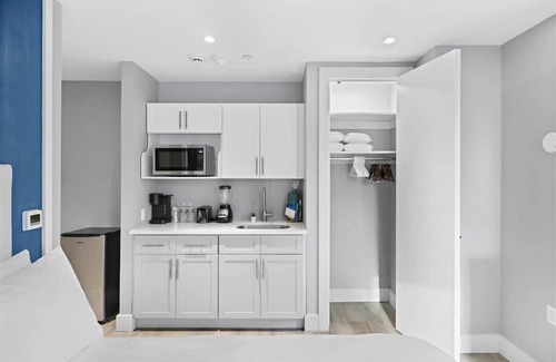 Port Morris Hotel | Easy access to I-87 Studio Q Bal BR | Kitchenette
