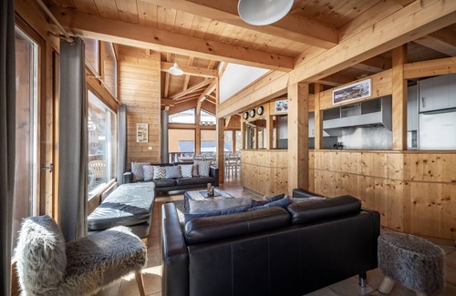 Les Prodains Ski Chalet | EASY ACCESS TO MOUNTAINS, ALL ENSUITE, STUNNING VIEWS, BRIGHT AND SPACIOUS