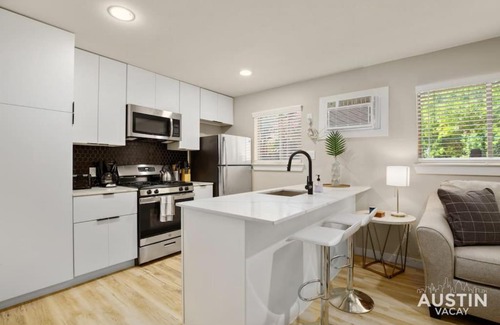 Austin Apartment | Easy Access to UT Campus Shared Pool and Parking