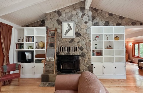 Mill Bay House | Easy Acres - Private and Beautiful Home in the Cowichan Valley (pet friendly!)