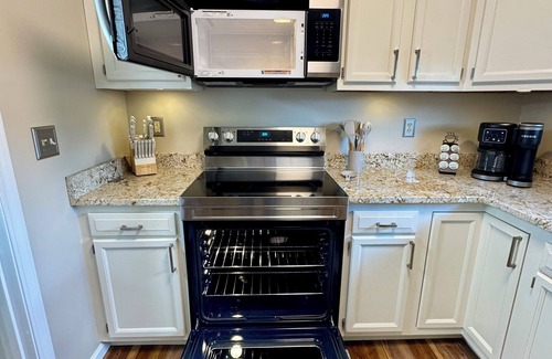 Wilmington Condo | Easy Street- The Modern Escape- 2.8 miles to WEC