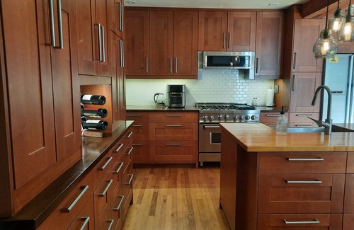 White Plains House | Easy train ride to Grand Central NYC - traditional tudor in gorgeous location