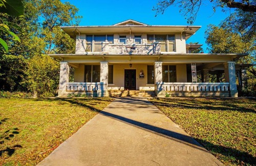 Sulphur Springs House | Easy Walk or Drive to Downtown