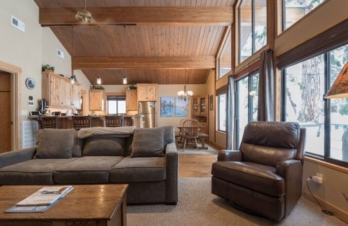 Sunnyside House | Easy walk to lake and Sunnyside