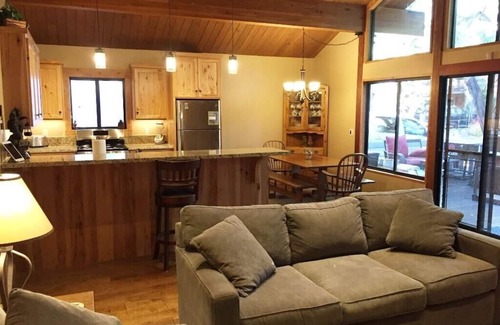 Sunnyside House | Easy walk to lake and Sunnyside