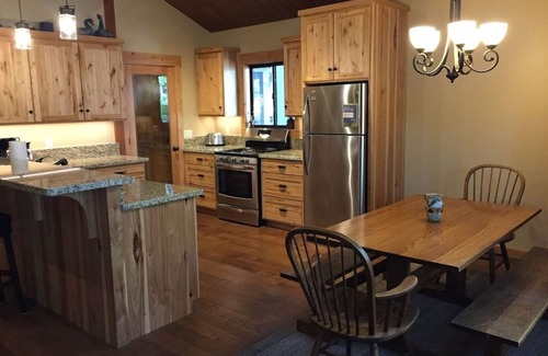 Sunnyside House | Easy walk to lake and Sunnyside