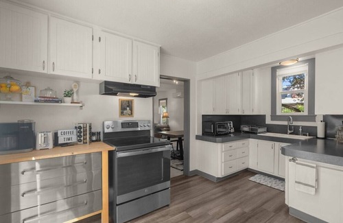 Newberg House | Easy walk to wineries/food/shops!