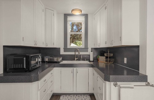 Newberg House | Easy walk to wineries/food/shops!