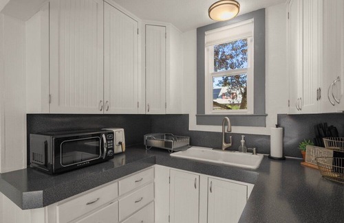 Newberg House | Easy walk to wineries/food/shops!