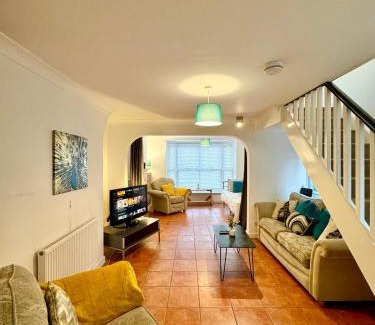 Pinchbeck Apartment | EasyRest Spalding - 6 Beds & Free Parking - Central & Quiet Location - Entire Spacious House
