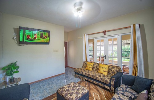 Spanish Town Bed & Breakfast | EBONVIEW Charming 4-bedroom B&B with AC and WiFi in fabulous Spanish Town
