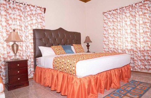 Spanish Town Bed & Breakfast | EBONVIEW Charming 4-bedroom B&B with AC and WiFi in fabulous Spanish Town