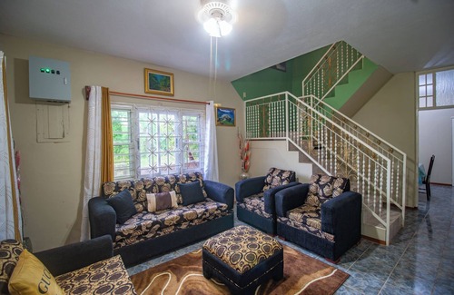 Spanish Town Bed & Breakfast | EBONVIEW Charming 4-bedroom B&B with AC and WiFi in fabulous Spanish Town