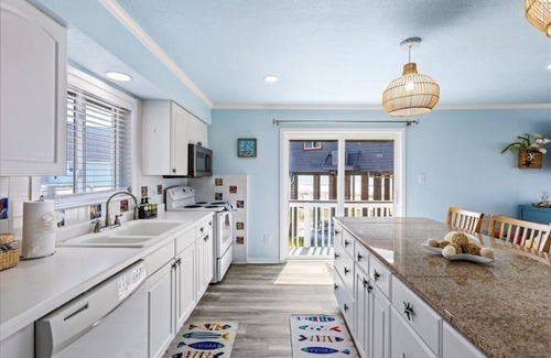 Galveston House | Echoing Pearl- Your Perfect Beach Getaway, Steps Away from the Beach!