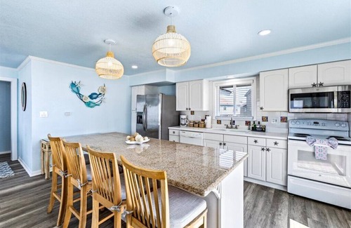 Galveston House | Echoing Pearl- Your Perfect Beach Getaway, Steps Away from the Beach!