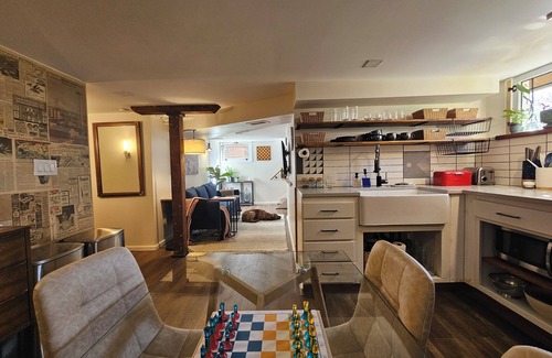 Auburn House | Eclectic Artist Flat: Great midpoint between Seattle, Tacoma, and National Parks
