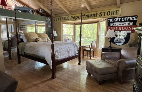Redmond Other | Eclectic Farm Stay near Redmond and Eagle Crest