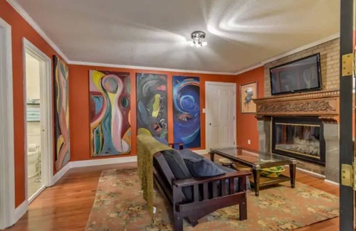Chapel Hill House | Eclectic Forest View Efficiency in Quiet Chapel Hill Neighborhood