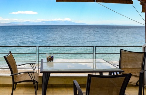 Egira Apartment | Eclectic Residence With Beach At The Doorstep