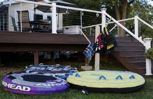 Quad Cities House | Eclectic Riverside Home 3 Season Room Large Deck
