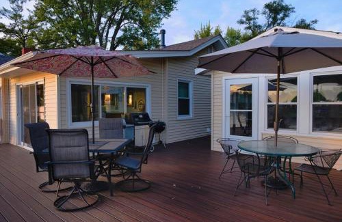 Quad Cities House | Eclectic Riverside Home 3 Season Room Large Deck