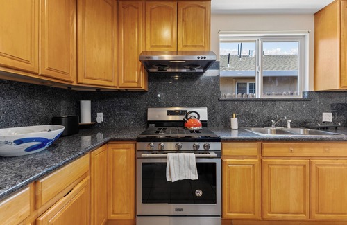 Menlo Park House | Eclectic Tech and Family Friendly with Gaming 5 min Walk to Meta in Menlo Park